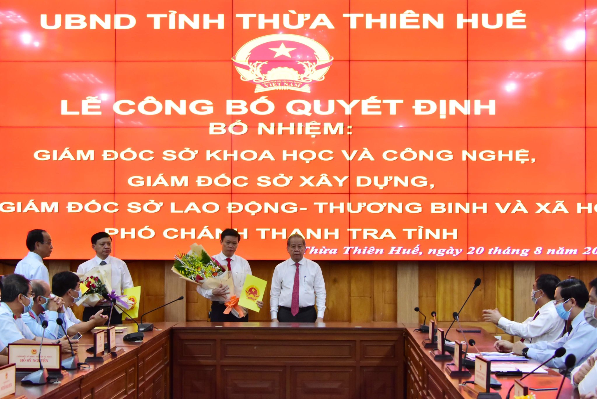 Chủ tịch UBND tỉnh Phan Ngọc Thọ trao quyết định bổ nhiệm cho đồng chí Hồ Thắng