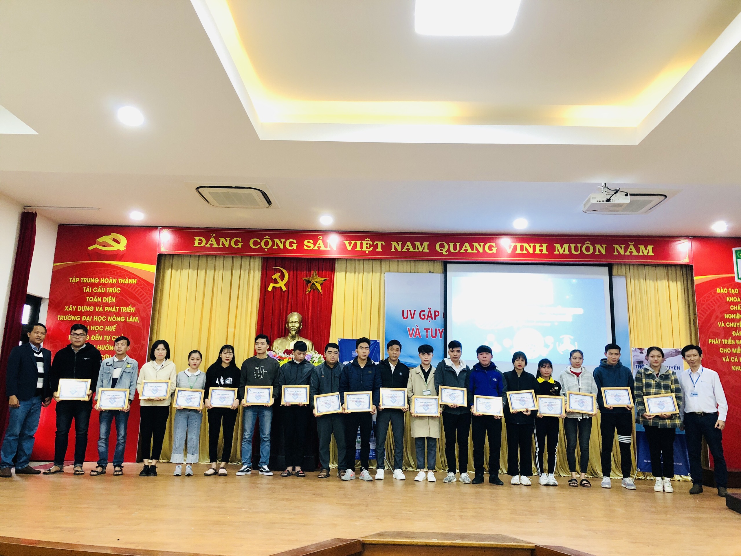 Công ty UV Việt Nam trao 20 suất học bổng cho sinh viên khoa Thủy sản