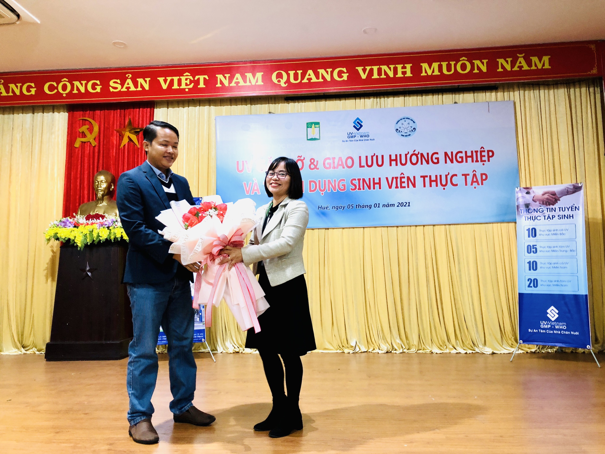 Khoa Thủy sản tặng hoa cảm ơn công ty UV Việt Nam