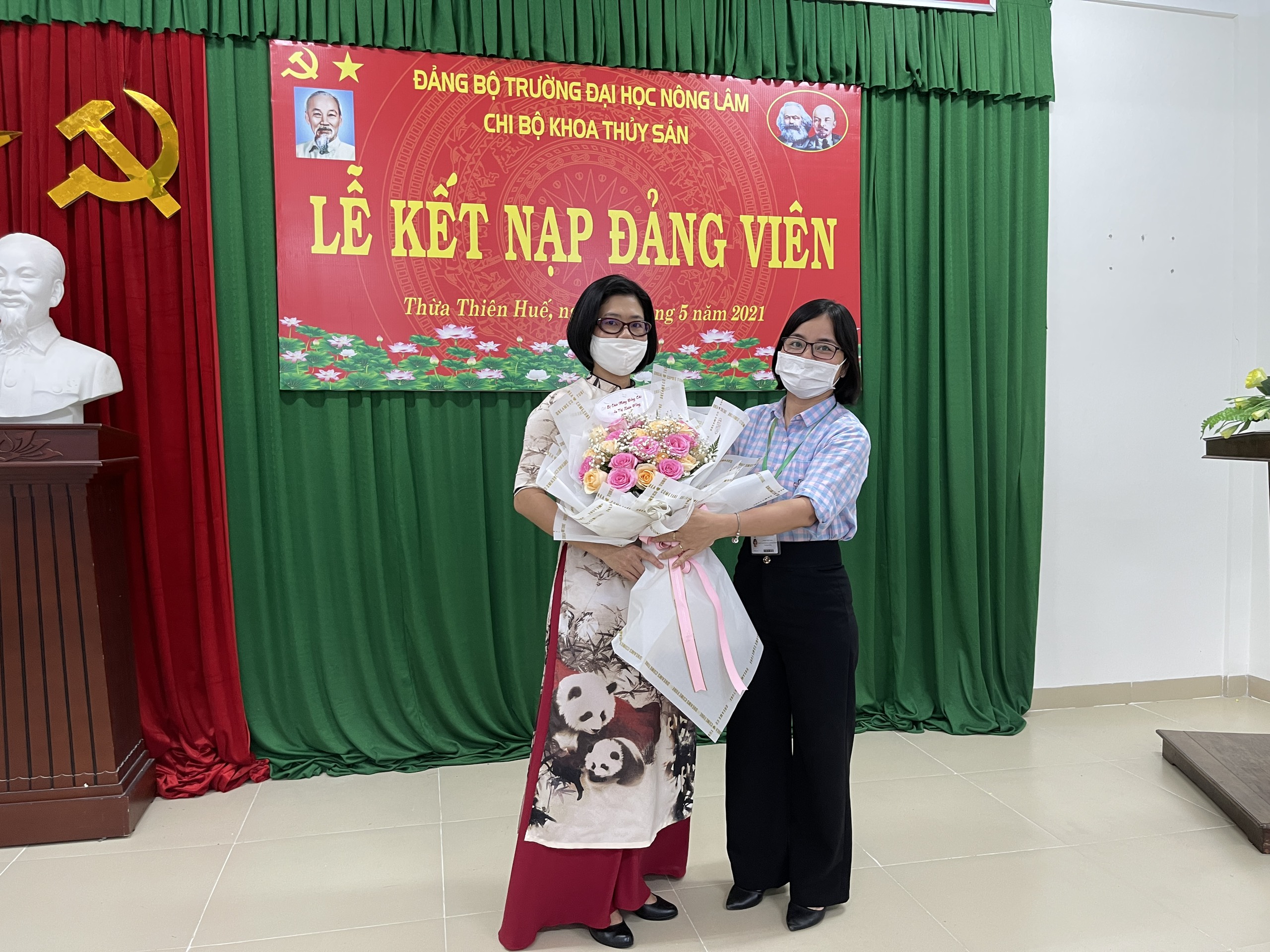 Đại diện Chi bộ khoa Thủy sản tặng hoa chúc mừng đồng chí Nguyễn Thị Xuân Hồng