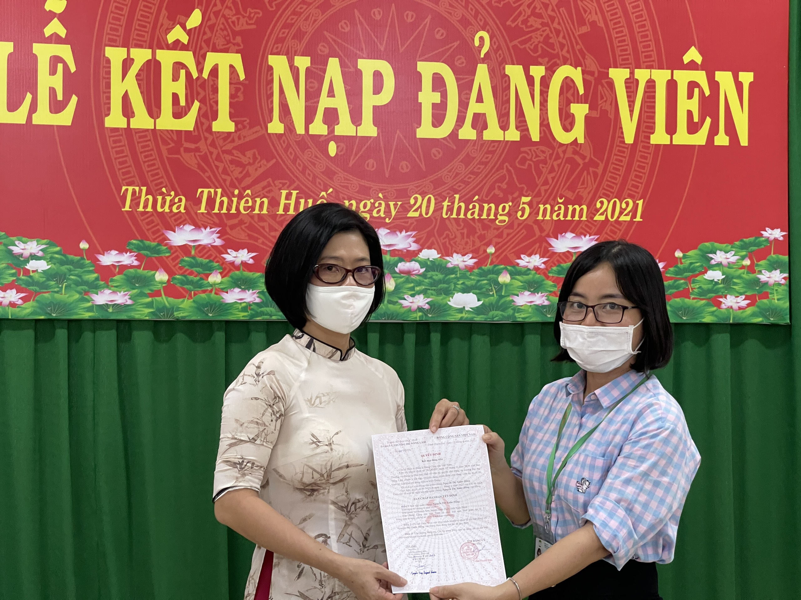Đồng chí Nguyễn Duy Quỳnh Trâm, bí thư chi bộ, trưởng khoa Thủy sản trao quyết định kết nạp Đảng viên mới